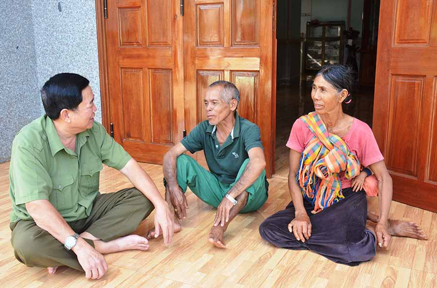 Ông Trần Văn Mậu (bìa trái) trao đổi kinh nghiệm sản xuất với người dân. Ảnh: T.T