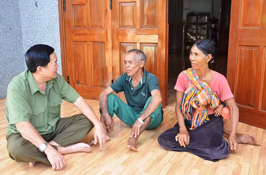 Ông Trần Văn Mậu (bìa trái) trao đổi kinh nghiệm sản xuất với người dân. Ảnh: T.T