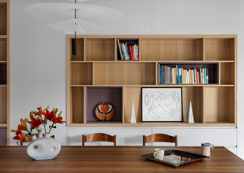 Chiếc bàn vừa tiện để gia chủ ngồi ăn, uống và đọc sách báo. 