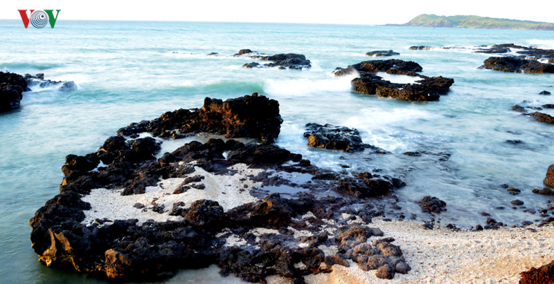 Buổi sớm mai bên Vịnh Triều Dương nước biển trong xanh, có một bãi tắm nhỏ, ít ghe thuyền, không khí vô cùng trong lành và tĩnh lặng.