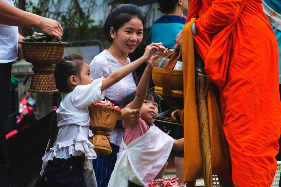  Đồ lễ được người dân cúng dường chính là đồ ăn hàng ngày của các vị sư, họ thường chia lại cho những người nghèo trên phố