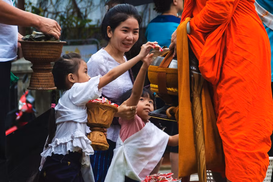  Đồ lễ được người dân cúng dường chính là đồ ăn hàng ngày của các vị sư, họ thường chia lại cho những người nghèo trên phố