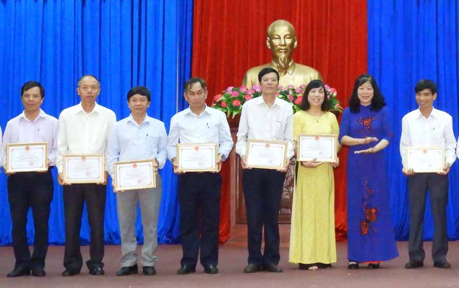  Các tập thể được nhận giấy khen của Chủ tịch UBND TP. Pleiku. Ảnh: T.N
