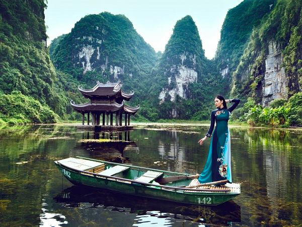 Thả mình trên dòng nước, thăm thú phim trường King Kong hay những đền đài dọc đường là sựa lựa chọn của nhiều người cho kỳ nghỉ lễ này. Những dãy núi đá vôi dọc bờ sông tăng thêm phần kỳ vĩ cho cảnh quan này. Thả mình trên dòng nước, thăm thú phim trường King Kong hay những đền đài dọc đường là sựa lựa chọn của nhiều người cho kỳ nghỉ lễ này. Những dãy núi đá vôi dọc bờ sông tăng thêm phần kỳ vĩ cho cảnh quan này.