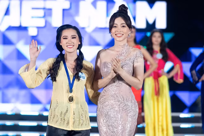  Phan Cẩm Nhi đoạt giải trong phần thi phụ Dance of Vietnam. Cô được Á hậu Phương Nga trao huy hiệu