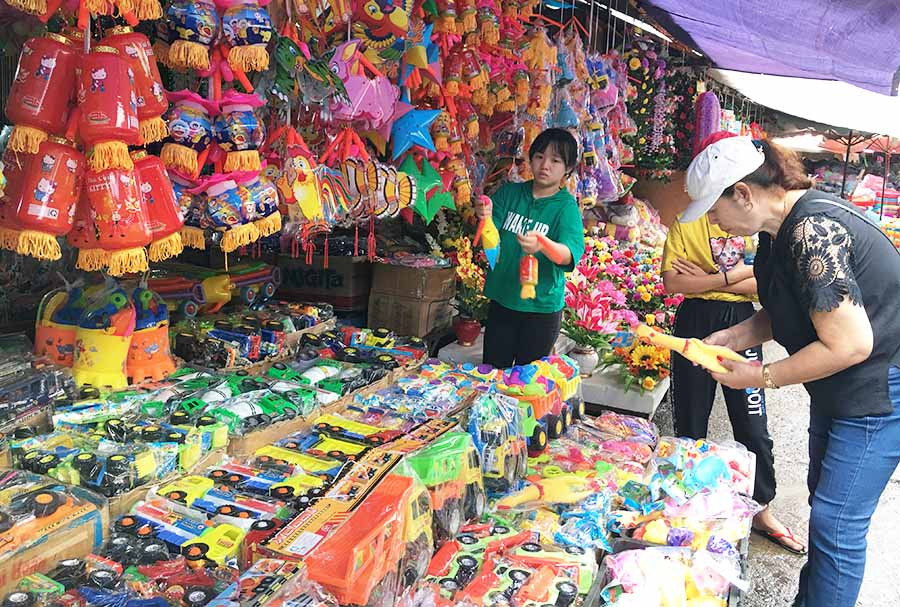  Đồ chơi Trung thu truyền thống cho trẻ em đang rất được ưa chuộng. Ảnh: V.T