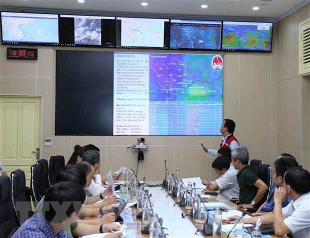  Trực ban của Ban Chỉ đạo Trung ương về phòng chống thiên tai báo cáo tình hình về bão số 3. (Ảnh: Vũ Sinh/TTXVN)