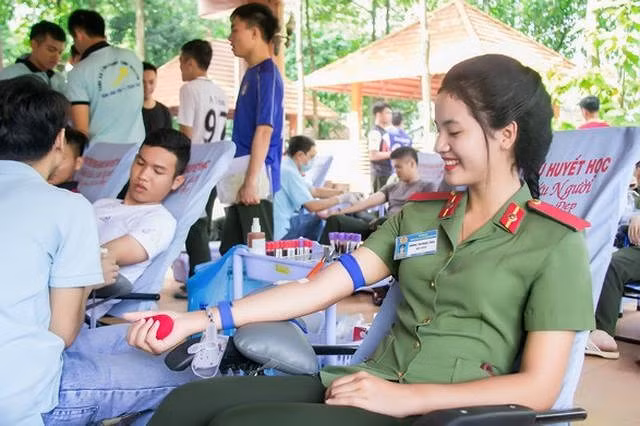 Quan điểm sống của cô gái xinh đẹp này là: “Không có nỗ lực là không được đền đáp, nên mình cứ cố gắng thật thà, chăm chỉ và lắng nghe ý kiến, chịu khó học hỏi để ngày càng tốt hơn và có ích hơn.