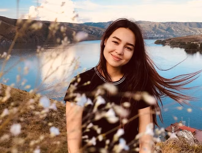 Xinh đẹp và tài năng dù mới 20 tuổi, Syzdykova được xem là niềm hy vọng của bóng chuyền nữ Altay nói riêng và đội tuyển Kazakhstan nói chung. Nhiều người hâm mộ tại Việt Nam mong chờ cô trở lại thi đấu tại các giải trong tương lai.