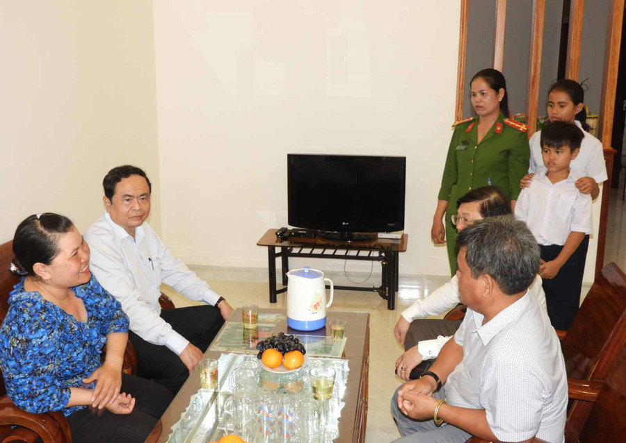 Chủ tịch Trần Thanh Mẫn thăm gia đình thân nhân Anh hùng Núp. Ảnh: Thanh Nhật