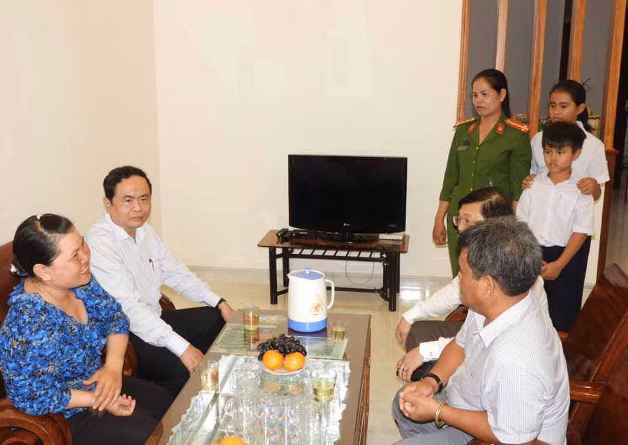 Chủ tịch Trần Thanh Mẫn thăm gia đình thân nhân Anh hùng Núp. Ảnh: Thanh Nhật