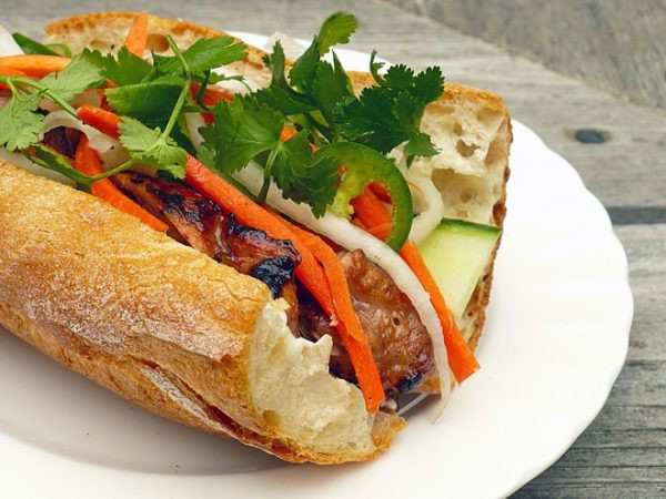 Bánh mì nem nướng là món ăn lạ miệng bạn nhất định nên thử khi đến Cần Thơ. Ảnh: I.T Bánh mì nem nướng là món ăn lạ miệng bạn nhất định nên thử khi đến Cần Thơ. Ảnh: I.T