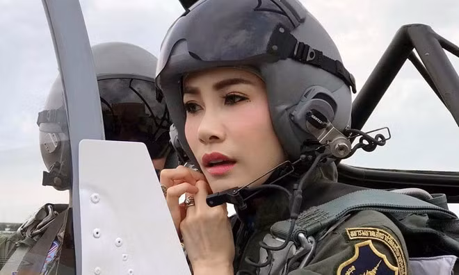  Văn phòng Hoàng gia Thái Lan đã công bố hơn 60 tấm ảnh cùng bản lý lịch dài gần 46 trang của Hoàng quý phi từ tuần trước. Tuy nhiên, các hình ảnh của Hoàng quý phi vào ngày 26/8 mới bắt đầu được lan truyền trên mạng. Ảnh: Văn phòng Hoàng gia Thái Lan.