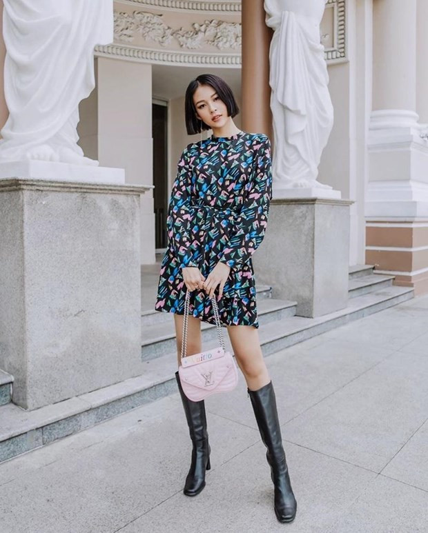  Đầm họa tiết lẫn túi New Wave phiên bản hồng phớt của Louis Vuitton, cộng thêm đôi boots cao gót đã giúp Phí Phương Anh thể hiện rõ nét gu thời trang sành điệu, xứng tầm fashionista.