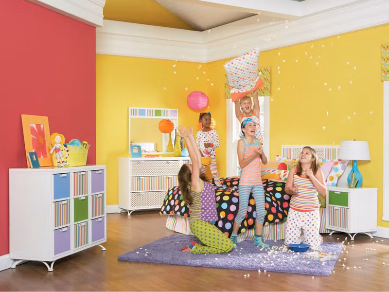  Những tủ đựng sách có cánh nhiều màu sắc được kê trong căn phòng có tường sơn màu đỏ cam và vàng khiến cho căn phòng trở nên độc đáo và trẻ cảm thấy thích thú hơn.