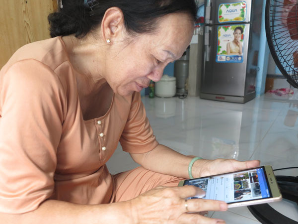 Năm 2015, nghe nhiều người tìm được người thân thông qua mạng xã hội, bà Muối cũng lập một trang facebook, mua chiếc ipad, nhờ cháu chỉ cách sử dụng để có thể đăng thông tin tìm con, nhờ cộng đồng mạng giúp đỡ. Ảnh: Tú Anh.