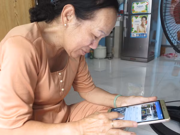 Năm 2015, nghe nhiều người tìm được người thân thông qua mạng xã hội, bà Muối cũng lập một trang facebook, mua chiếc ipad, nhờ cháu chỉ cách sử dụng để có thể đăng thông tin tìm con, nhờ cộng đồng mạng giúp đỡ. Ảnh: Tú Anh.