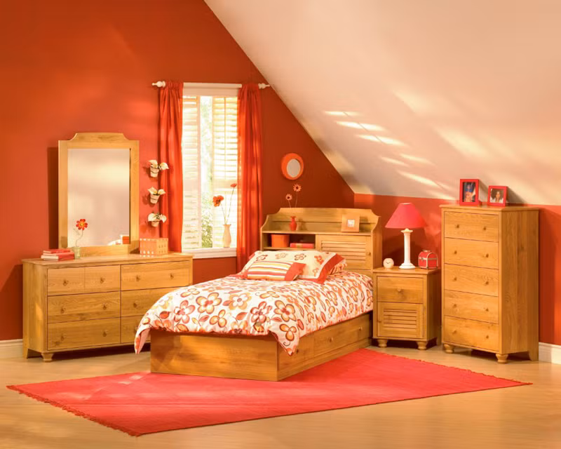  Phòng ngủ được thiết kế với gam màu vàng và đỏ rực rỡ.