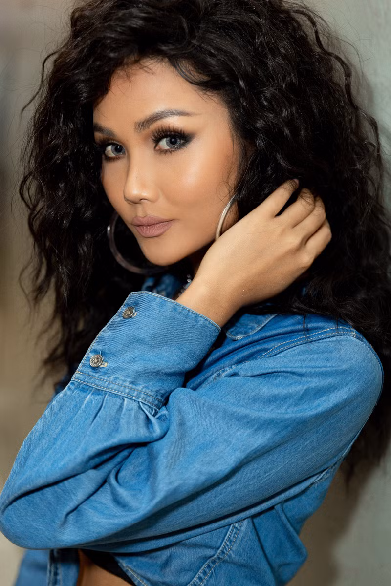 Nhiều khán giả có mặt trong sự kiện đã vô cùng bất ngờ và thích thú với phong cách mới của Hoa hậu H’Hen Niê.