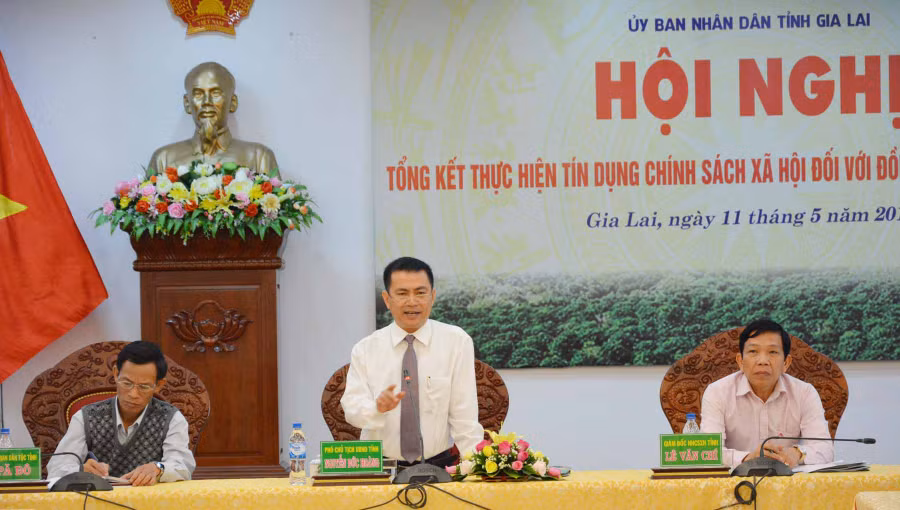 Phó Chủ tịch UBND tỉnh Nguyễn Đức Hoàng phát biểu tại Hội nghị tổng kết 10 năm thực hiện tín dụng chính sách xã hội đối với đồng bào dân tộc thiểu số trên địa bàn tỉnh. Ảnh: Sơn Ca