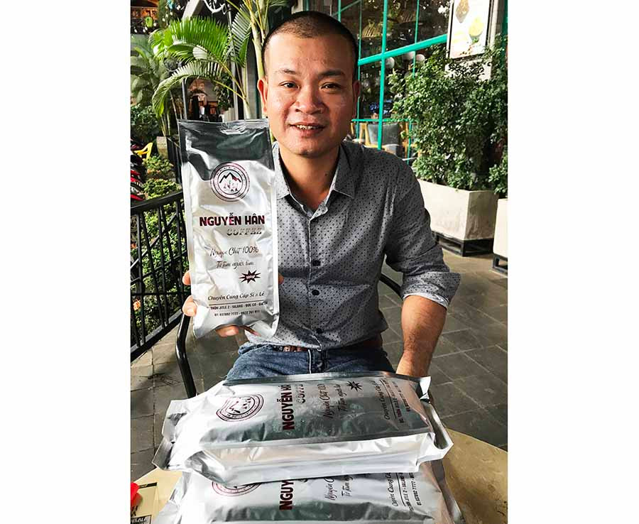 Anh Nguyễn Văn Hân và sản phẩm cà phê rang xay của mình. Ảnh: H.D