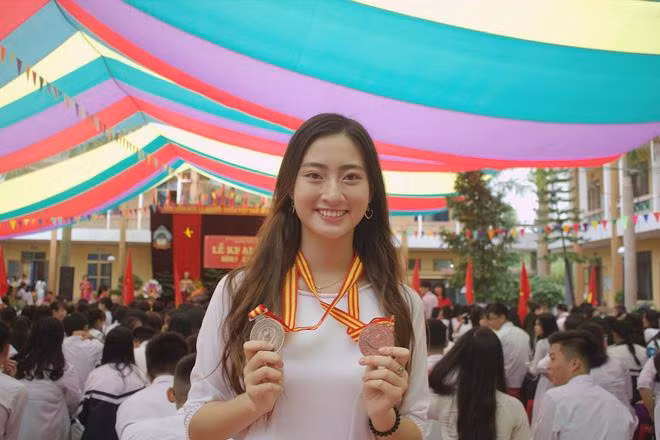 Người đẹp rạng rỡ khi diện áo dài nữ sinh khi còn học ở trường THPT Chuyên Cao Bằng