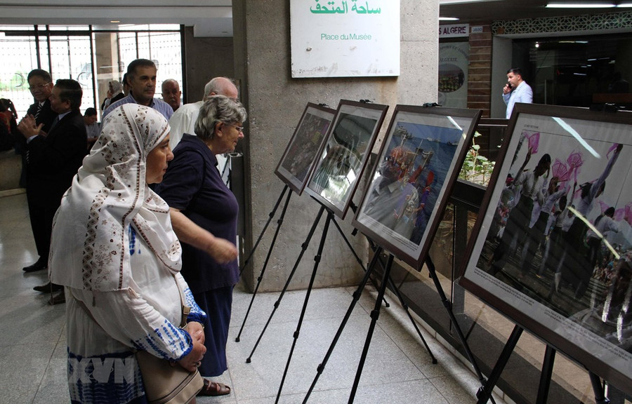 Khách tham quan tại buổi khai mạc Triển lãm ảnh "Khám phá Việt Nam" vào chiều ngày 27/8 tại thủ đô Algiers. (Ảnh: Tấn Đạt/TTXVN)  Khách tham quan tại buổi khai mạc Triển lãm ảnh