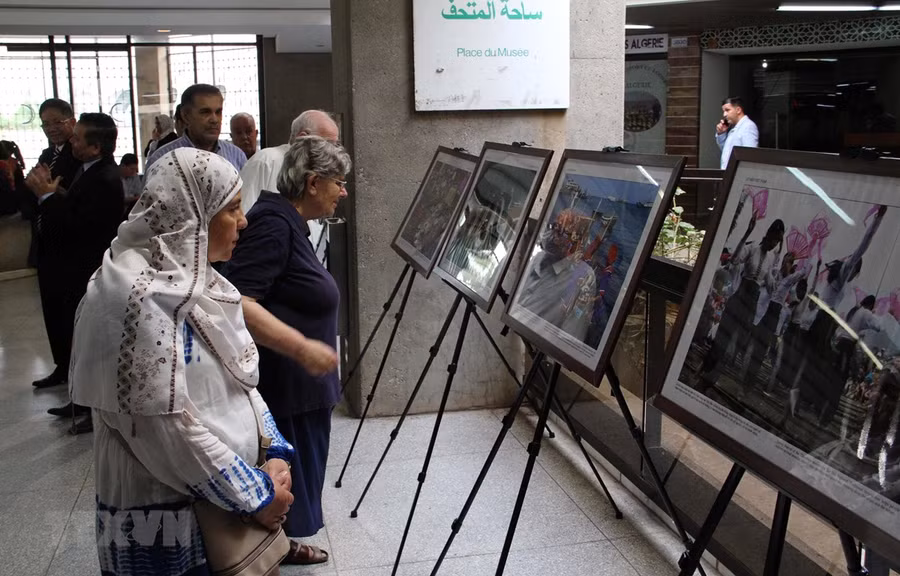  Khách tham quan tại buổi khai mạc Triển lãm ảnh 