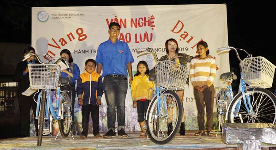 Nhóm Tương lai xanh trao xe đạp cho học sinh đặc biệt khó khăn tại xã Ia Ko, huyện Chư Sê. Ảnh: Trần Ngọc