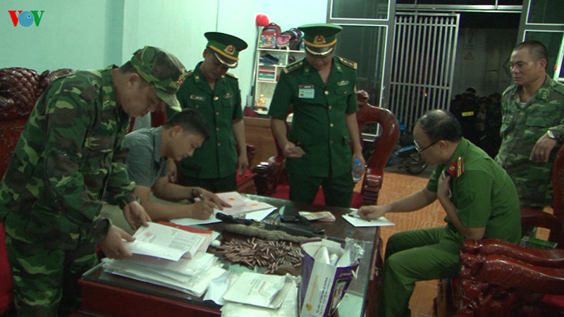 Mở rộng điều tra, lực lượng chức năng bắt giữ khẩn cấp 3 đối tượng, thu giữ 4 khẩu súng, trên 750 viên đạn cùng nhiều tang vật khác. Mở rộng điều tra, lực lượng chức năng bắt giữ khẩn cấp 3 đối tượng, thu giữ 4 khẩu súng, trên 750 viên đạn cùng nhiều tang vật khác.