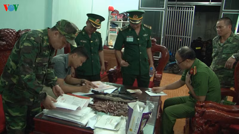 Mở rộng điều tra, lực lượng chức năng bắt giữ khẩn cấp 3 đối tượng, thu giữ 4 khẩu súng, trên 750 viên đạn cùng nhiều tang vật khác.