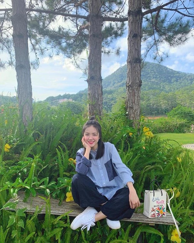  Phương Ly diện sơmi ngoại cỡ với quần ống rộng và giày thể thao, được ví như nữ sinh trung học nhờ vẻ ngoài tươi tắn và phong cách khỏe khoắn.