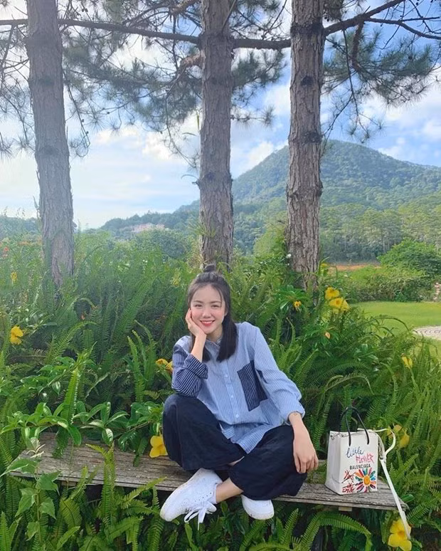  Phương Ly diện sơmi ngoại cỡ với quần ống rộng và giày thể thao, được ví như nữ sinh trung học nhờ vẻ ngoài tươi tắn và phong cách khỏe khoắn.