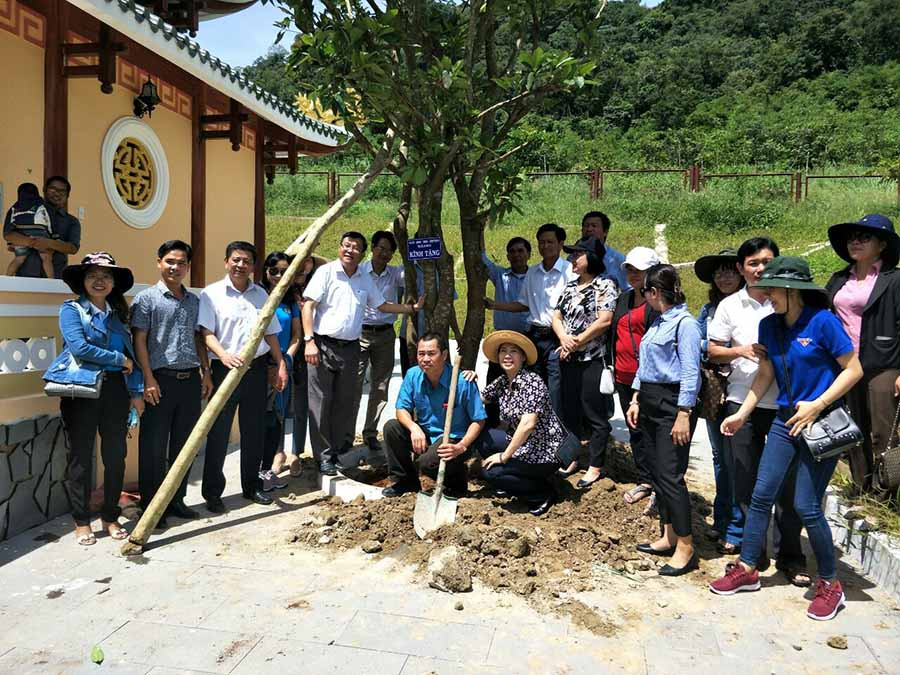 Thị xã Ayun Pa trồng cây tại Khu di tích. Ảnh: Mộc Trà