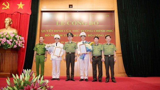 Lãnh đạo Bộ Công an chúc mừng 2 tân Thứ trưởng Lương Tam Quang, Nguyễn Duy Ngọc. Ảnh: BCA