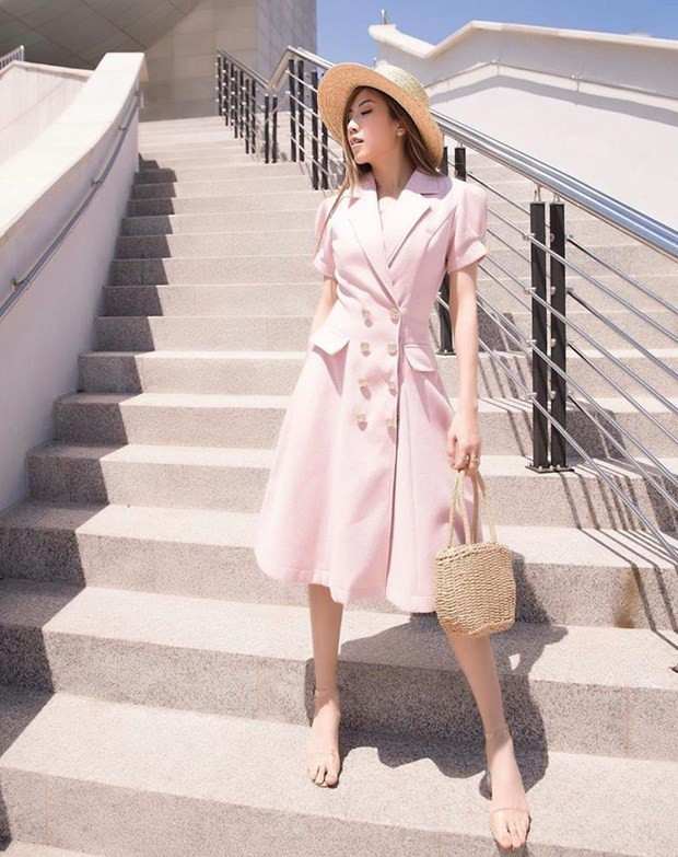 Đầm liền đính cúc dáng choàng được Trang Pháp mix “hợp rơ” với mũ và túi cói, thể hiện vẻ đẹp thanh lịch, đài các như quý cô Paris.