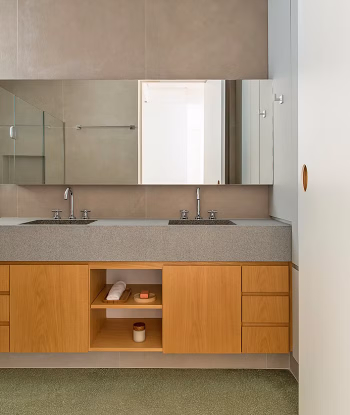 Việc áp dụng kỹ thuật chế tác đồ nội thất bằng gỗ tự nhiên truyền thống giúp chiếc tủ gỗ có thể tồn tại lâu dài trong phòng tắm.