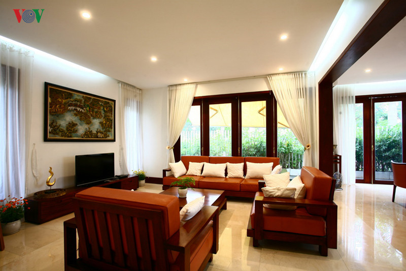 Không gian phòng khách trang trọng. Bộ sofa hợp lý về cách bố trí và kiểu dáng trong bố cục tổng thể. Chất liệu gỗ được sử dụng hợp lý gợi cảm giác ấm áp.