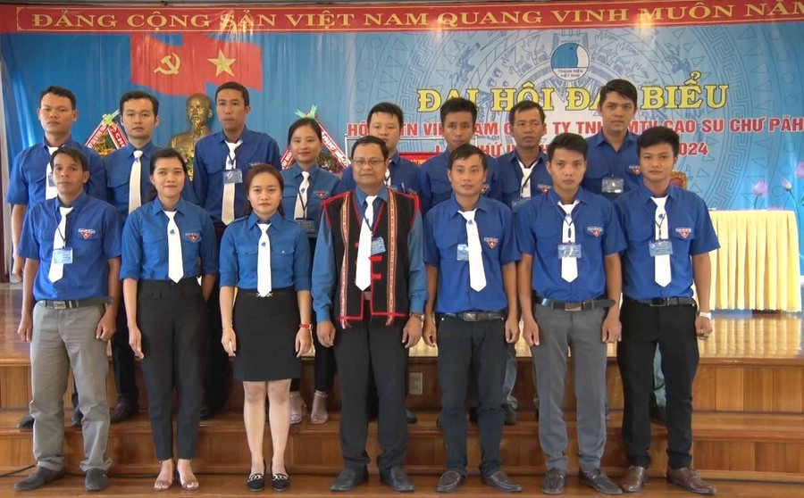  Ủy ban Hội khóa IV ra mắt tại đại hội. Ảnh: Hà Đức Thành 