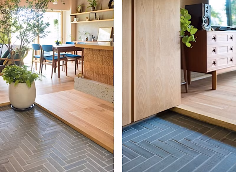 Sàn gỗ tách biệt khu sinh hoạt chung với lối đi.