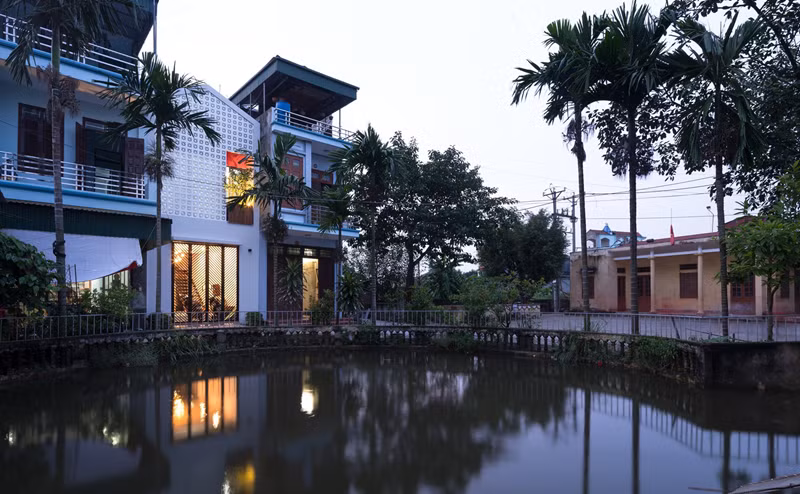 Một hồ nước nhỏ trước nhà gợi lại khung cảnh nhà ở nông thôn xưa.