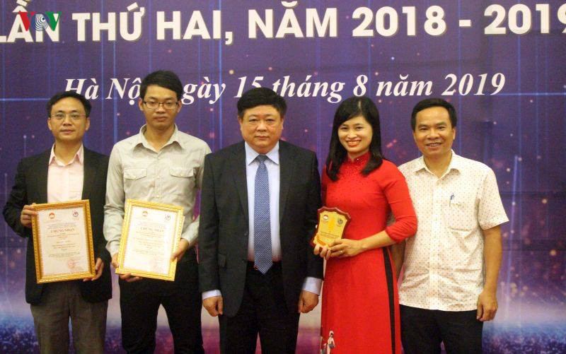 Ủy viên Trung ương Đảng, Tổng Giám đốc Đài Tiếng nói Việt Nam (VOV) Nguyễn Thế Kỷ chụp ảnh lưu niệm với các tác giả của VOV đoạt giải lần này