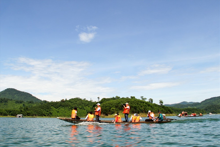  Để tới được Khe Lạnh, du khách sẽ có khoảng 45 phút đi thuyền giữa lòng hồ qua các dãy núi trùng điệp cùng làn nước trong xanh.