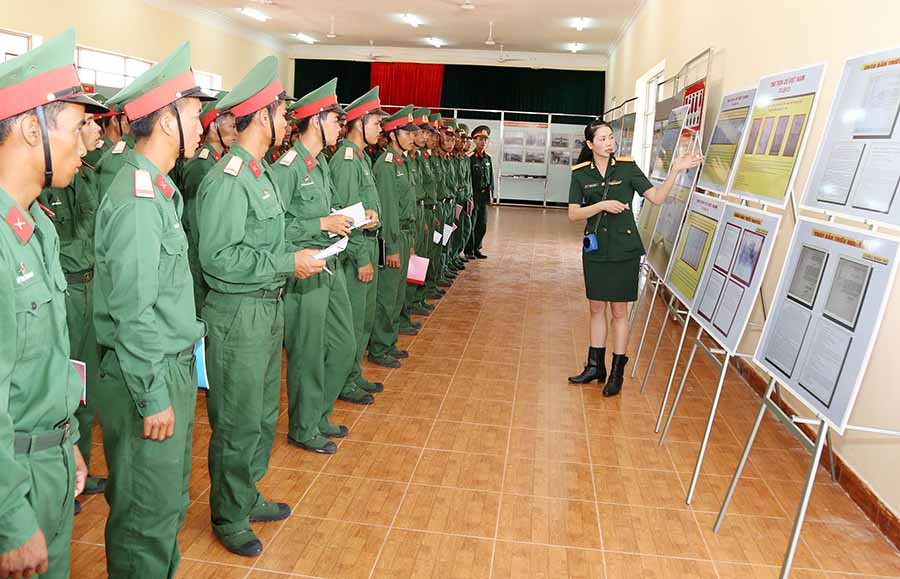  Đại úy Trần Thị Thanh thuyết minh triển lãm bản đồ và trưng bày tư liệu “Hoàng Sa, Trường Sa của Việt Nam-Những bằng chứng lịch sử và pháp lý”. Ảnh: V.D.H