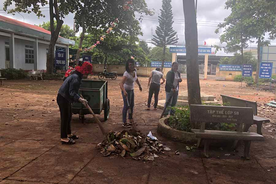Cán bộ, giáo viên Trường Tiểu học Lê Quý Đôn dọn vệ sinh khuôn viên nhà trường. Ảnh: P.N Cán bộ, giáo viên Trường Tiểu học Lê Quý Đôn dọn vệ sinh khuôn viên nhà trường. Ảnh: P.N