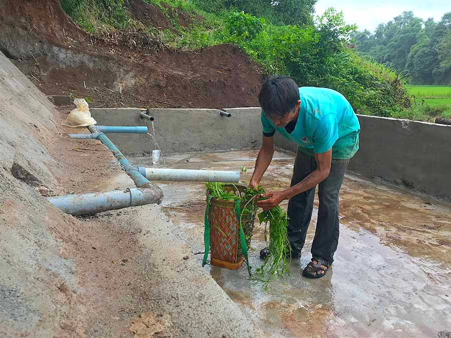 Người dân phấn khởi vì được sử dụng nguồn nước sạch. Ảnh: Mộc Trà