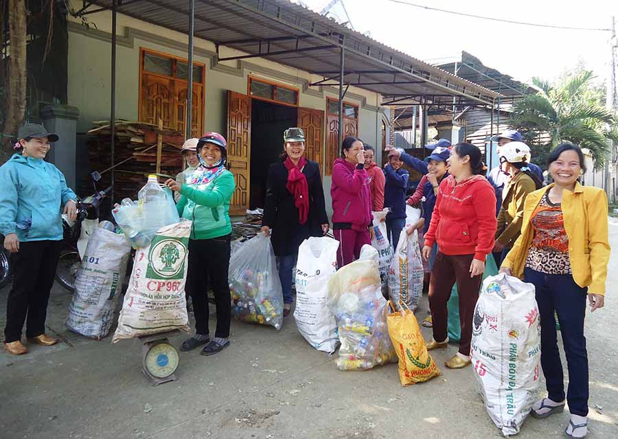  Thành viên CLB “Biến rác thành tiền” phân loại rác thải tái chế để bán lấy tiền mua quà tặng trẻ em nghèo. Ảnh: H.T