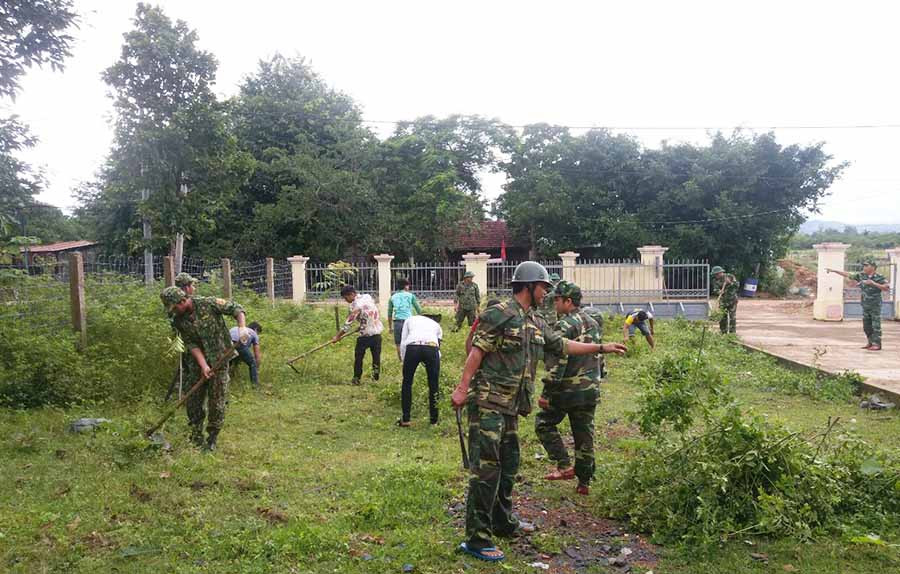  Cán bộ, chiến sĩ Đồn Biên phòng Ia Lốp hỗ trợ người dân xã Ia Mơr ổn định cuộc sống. Ảnh: C.H