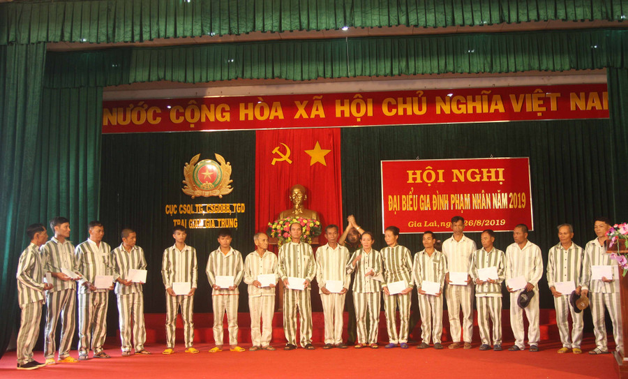 Ban Giám thị trại tặng quà từ Quỹ tấm lòng vàng cho các phạm nhân. Ảnh: Văn Ngọc