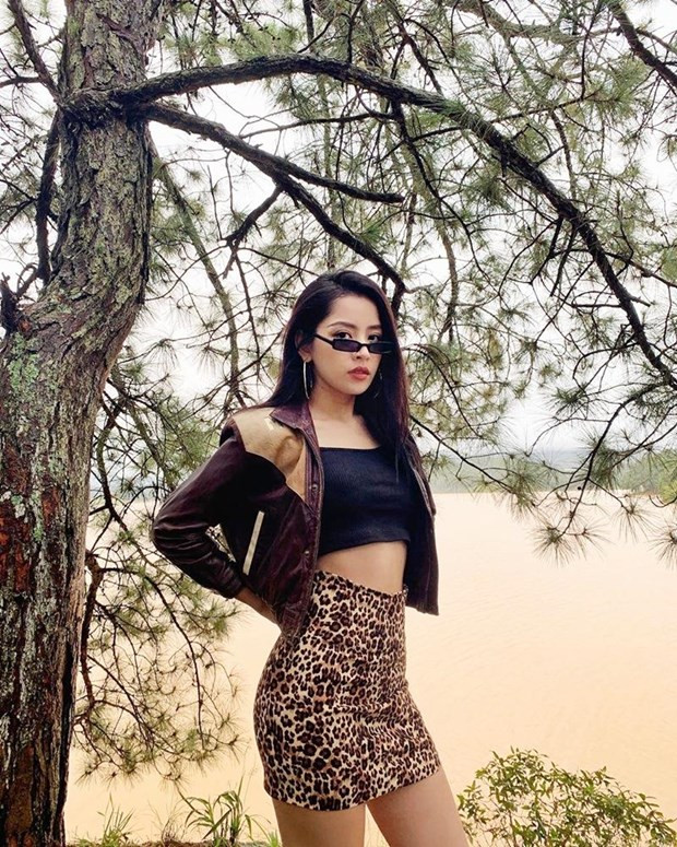 Chi Pu ''lột xác'' bất ngờ với phong cách retro, mang âm hưởng những năm 1970. Cô nàng chưng diện chân váy họa tiết da báo với crop top và áo khoác da, khoe vòng eo săn chắc đáng ngưỡng mộ.